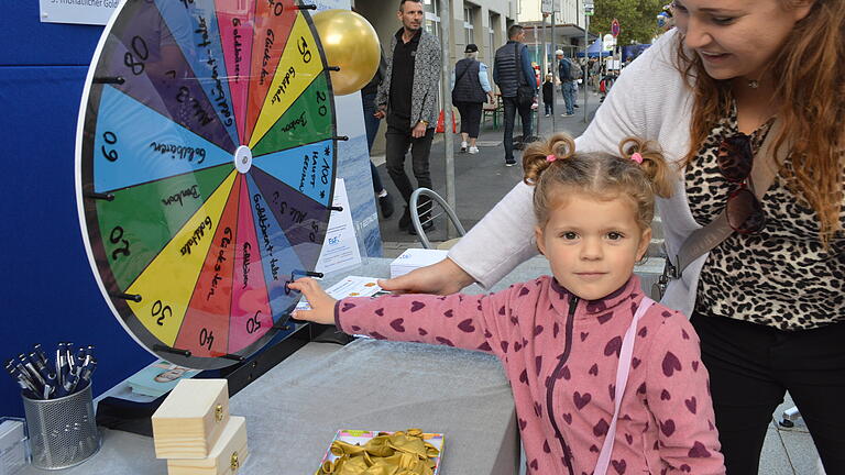 Am Sonntag, 24. September, kamen die Kleinen in Bad Kissingen ganz groß raus. Bei Superwetter ging auf der Vergnügungsmeile des Kinderstadtmarkts in der Innenstadt wieder die Post ab. Da hatten die Mädchen und Buben unter all den Spiele-Angeboten sozusagen die Qual der Wahl. Endlich fand auch wieder der Kinder-Flohmarkt statt - neuerdings am Rathaus.