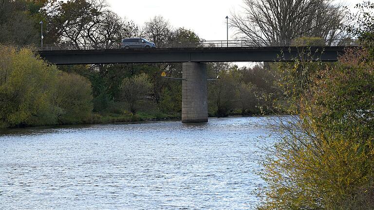 Der Stein des Anstoßes: entweder die Haßfurter Mainbrücke wird durch einen Neubau ersetzt oder dieser Pfeiler erhält einen Rammschutz.