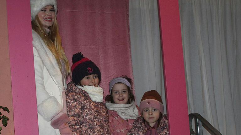 Ein Foto mit einer echten Barbie – diese Chance nutzten viele bei der Kinderweihnacht in Prichsenstadt. Ein Foto mit einer echten Barbie – diese Chance nutzten viele bei der Kinderweihnacht in Prichsenstadt.