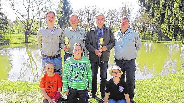 Kleine Fische reichten zum Sieg - (hä) Kaiserwetter hatten die 24 Teilnehmer beim Königsangeln des Angelclub Rödelmaier. Nur das Angelglück war nicht mit von der Partie, denn es landeten nur kleine Fische an der Angel. Gekürt wurden dann aber doch noch die Sieger, die insgesamt 16 Forellen, drei Döbel und eine Rotfeder fingen. Angelkönig wurde Martin Vorndran mit einem Döbel mit 704 Gramm Gewicht. Den zweiten Platz holte Peter Zitzmann mit einer Forelle mit 540 Gramm. Dritter wurde Eduard Sept mit einer Forelle von 474 Gramm. Leer aus ging keiner der Teilnehmer, Preise und Angelzubehör wurden an die Sieger und Teilnehmer verteilt. Gratulieren und sich freuen konnten von links Gewässerwart Christoph Stumpf, zweiter Vorsitzender und dritter Angelkönig Eduard Sept, zweiter Angelkönig Peter Zitzmann und Vorsitzender Gerd Wendt. Die Nachwuchsangler Phil, Meiko und Melissa freuten sich ebenfalls über das Königsangeln. Kleine Fische reichten zum Sieg - (hä) Kaiserwetter hatten die 24 Teilnehmer beim Königsangeln des Angelclub Rödelmaier. Nur das Angelglück war nicht mit von der Partie, denn es landeten nur kleine Fische an der Angel. Gekürt wurden dann aber doch noch die Sieger, die insgesamt 16 Forellen, drei Döbel und eine Rotfeder fingen. Angelkönig wurde Martin Vorndran mit einem Döbel mit 704 Gramm Gewicht. Den zweiten Platz holte Peter Zitzmann mit einer Forelle mit 540 Gramm. Dritter wurde Eduard Sept mit einer Forelle von 474 Gramm. Leer aus ging keiner der Teilnehmer, Preise und Angelzubehör wurden an die Sieger und Teilnehmer verteilt. Gratulieren und sich freuen konnten von links Gewässerwart Christoph Stumpf, zweiter Vorsitzender und dritter Angelkönig Eduard Sept, zweiter Angelkönig Peter Zitzmann und Vorsitzender Gerd Wendt. Die Nachwuchsangler Phil, Meiko und Melissa freuten sich ebenfalls über das Königsangeln.