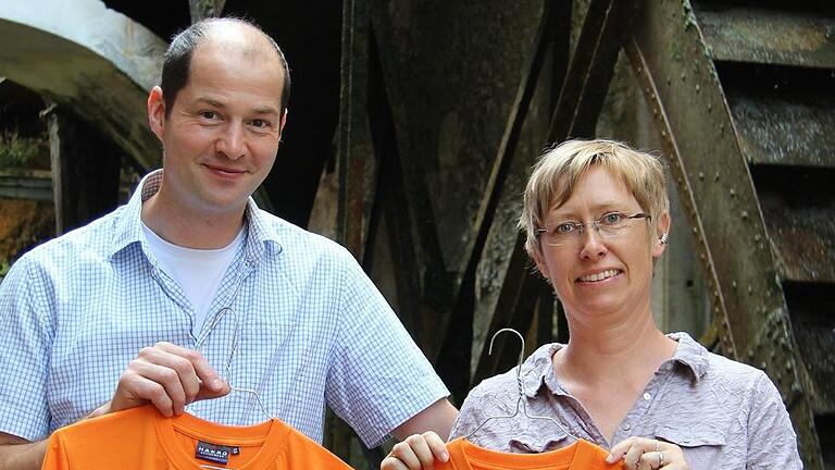 Schwarz-weiß auf orange: T-Shirts mit den Porträts des Papiermüllerehepaars Johann und Ursula Follmer gehören zu dem Konzept, das Stefanie Arz zusammen mit Museumsleiter Johannes Follmer entwickelte.