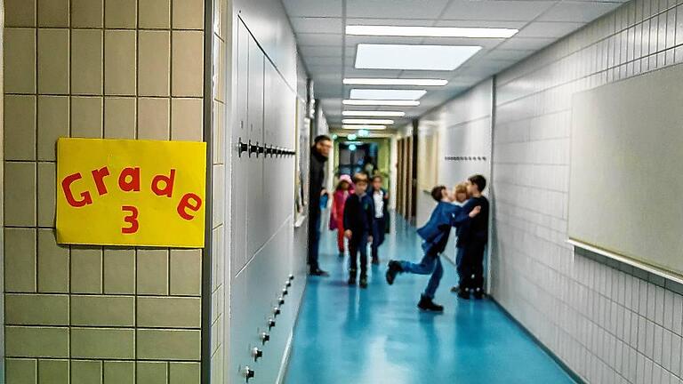 Auf den Fluren der ehemaligen High-School ist nach der Mittagspause wieder Trubel.