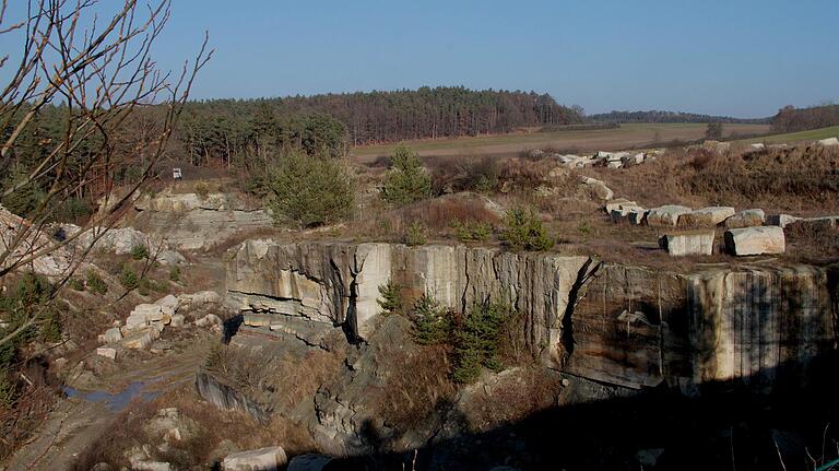 Im Steinbruch am Roßberg wird vom Bamberger Natursteinwerk Hermann Graser noch der weiße Sandstein abgebaut, der unter der Erdschicht mit bis zu sechs Meter mächtigen Blöcken zu sehen ist.