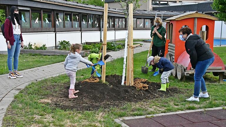 Corona hat vor allem in den Kindertagesstätten zu enormen Einschränkungen geführt. Immer standen dabei, auch im Außenbereich, oder auch bei Angeboten in den Innenräumen die Abstands- und Hygieneregeln im Vordergrund.