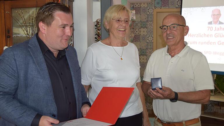 Egon Friedel (recht) wurde mit der Willy-Brandt-Medaille ausgezeichnet. Es gratulierten Susanne Kastner und René van Eckert (SPD-Kreisvorsitzender).