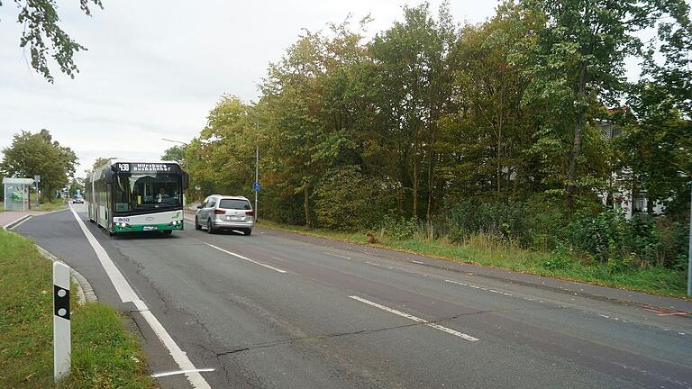 Genau gegenüber dem Bus, auf der anderen Straßenseite, könnte die Wilhelm-Hoegner-Straße zur Würzburger Straße hin geöffnet werden. Genau gegenüber dem Bus, auf der anderen Straßenseite, könnte die Wilhelm-Hoegner-Straße zur Würzburger Straße hin geöffnet werden.