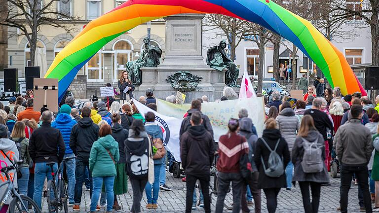 Im Rahmen der Kundgebung von Schweinfurt ist bunt berichteten mehrere Sprecherinnen von ihren Erfahrungen mit Ausgrenzung und Rassismus.