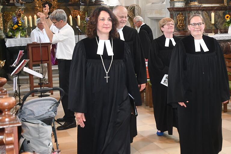 Dekanin Kerstin Baderschneider (links) führte Pfarrerin Raffaela Meiser in ihr weiteres Amt ein. Dekanin Kerstin Baderschneider (links) führte Pfarrerin Raffaela Meiser in ihr weiteres Amt ein.