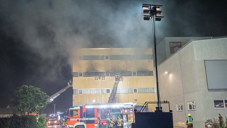 Feuer in Lagerhalle einer Schokoladenfabrik       -  Knapp drei Tage nach Ausbruch wurde der Brand in der Fabrik gelöscht. Mehrere Hundert Feuerwehrleute waren im Einsatz. (Archivbild)