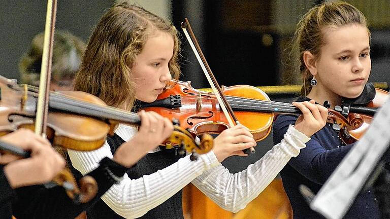 Vielsaitiger Hörgenuss am MPG       -  (krit)   Ein Konzert für drei Klaviere und Streichorchester von Johann Sebastian Bach haben Schüler wie Lehrer des Martin-Pollich-Gymnasiums bei der Auftaktveranstaltung zum diesjährigen Schuljubiläum gespielt. Doch das schöne Konzert nur ein einziges Mal aufzuführen, war zu wenig. In einem gemeinsamen Konzert mit den Streichern der Schule war es am Mittwochabend noch einmal zu hören. Für den stellvertretenden Schulleiter Stefan Wintersteiner ging damit ein Traum in Erfüllung. Er spielte eines der drei Klaviere in Bachs Konzert, die beiden anderen wurden von Victoria Rachmetow und Arina Klassen besetzt. So durfte sich das wohlfeile Publikum in der Schulaula über das treffliche Konzert erfreuen, in dem nicht nur die Pianisten, sondern auch die Streicher und Dirigent Urs John überzeugten. Mit dem Begriff &bdquo;vielsaitig&ldquo; war das Konzert in der Aula überschrieben. Viele Saiten brachten die Streicher der Schule unter der Leitung von Magdalene Schmid-Schindler mit. In gemeinsamen Auftritten wie in kleinen Solos, die vor allem von den Streich-Zarten, den jüngsten Sprossen des musischen Zweigs der Schule, gestaltet wurden. Ella Zirk spielte ein Konzert in a-Moll von Oskar Rieding, Lea Schinski gab gemeinsam mit dem Streichorchester einen Ausschnitt aus einem Vivaldi-Konzert. Einen Ausflug in die &bdquo;vielsaitige&ldquo; Welt der Gitarren bot Nina Breunig mit Variationen von Johann Kaspar Mertz. Mit einem Ausschnitt aus dem Konzert in D-Dur spielte Ramona Beck ein weiteres Werk von Rieding, bevor es zu Werken der Komponistin Andrea Holzer Rhomberg ging. Zunächst in einem &bdquo;Mückentanz&ldquo; gespielt von den Streich-Zarten. Ann-Katrin Heitel spielte ein Concertino im russischen Stil und gemeinsam mit den Streich-Zarten die Babuschka-Lieder zum Abschluss. Ein wunderbarer Querschnitt durch die Welt der Saitenklänge von Bach bis in die Gegenwart.