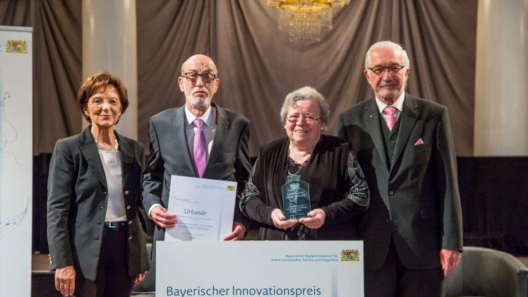 Die Initiative 'Senioren helfen Senioren' des Seniorenbeirats der Stadt Bad Kissingen gewann den dritten Platz in Unterfranken des Innovationspreises 'Zu Hause daheim' (von links): Die Bayerische Staatsministerin für Arbeit und Soziales, Familie und Integration Emilia Müller übergibt dem Seniorenbeiratsvorsitzenden Helmut Beck und Leopoldine Wiesner den Preis. Regierungspräsident von Unterfranken Paul Beinhofer schließt sich den Glückwünschen an. Foto: StMAS/Lichtwerk       -  Die Initiative 'Senioren helfen Senioren' des Seniorenbeirats der Stadt Bad Kissingen gewann den dritten Platz in Unterfranken des Innovationspreises 'Zu Hause daheim' (von links): Die Bayerische Staatsministerin für Arbeit und Soziales, Familie und Integration Emilia Müller übergibt dem Seniorenbeiratsvorsitzenden Helmut Beck und Leopoldine Wiesner den Preis. Regierungspräsident von Unterfranken Paul Beinhofer schließt sich den Glückwünschen an. Foto: StMAS/Lichtwerk