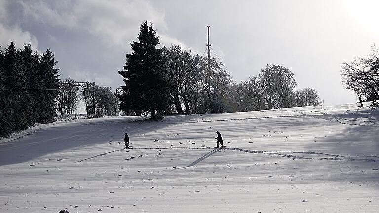 Häufiges Bild in dieser Wintersaison: Die Schneeauflage am Kreuzberg ist zum Walzen zu dürftig, zehn Zentimeter lockerer Pulverschnee lassen die Maulwurfhügel nicht verschwinden.