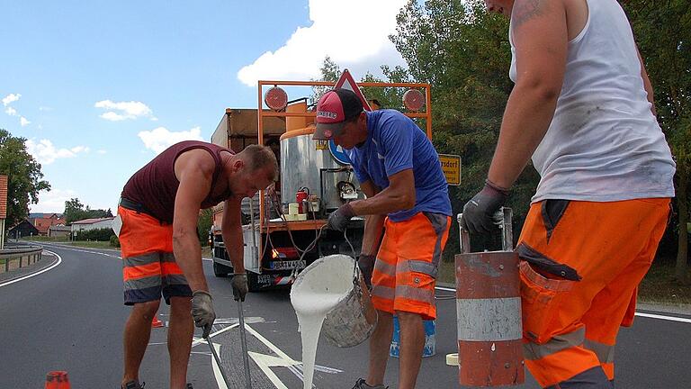 Fahrbahnmarkieren bei sengender Hitze, beim Pfarrweisacher Ortsteil Junkersdorf.