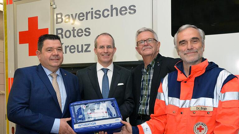 Gruppenbild mit Videolaryngoskop: Lionspräsident Wolfgang Dünisch (Poppenlauer), BRK-Kreisvorsitzender Dr. Alexander Siebel, Lions-Vizepräsident Dr. Lothar Lürken (Bad Kissingen) und Dr. Ralph Brath.       -  Gruppenbild mit Videolaryngoskop: Lionspräsident Wolfgang Dünisch (Poppenlauer), BRK-Kreisvorsitzender Dr. Alexander Siebel, Lions-Vizepräsident Dr. Lothar Lürken (Bad Kissingen) und Dr. Ralph Brath.