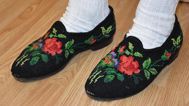 Diese traditionellen Stramin-Schuhe hat sich Oliver Brust vor Jahren selbst bestickt. Wenn es nass draußen ist, sollte man sich allerdings festeres Schuhwerk auswählen.