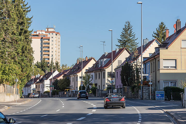 Eine der Überlegungen während der Planungen für die Line 1 war,&nbsp; die Häuserzeile rechts komplett abzureißen, um den Schienen Platz zu machen. Eine andere war die Untertunnelung der Straße.