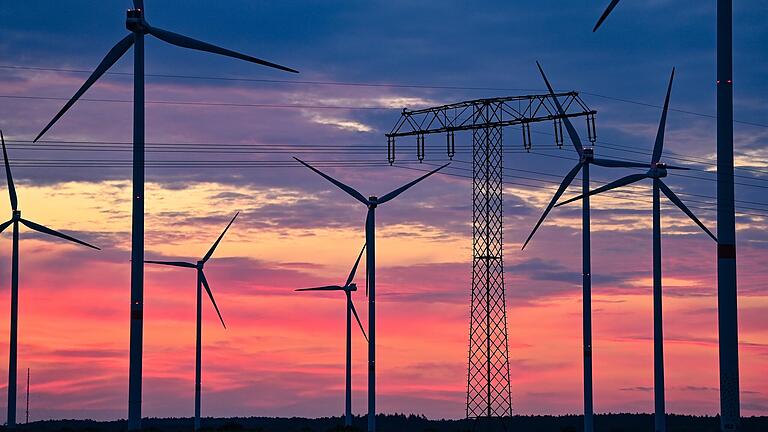 Die Bundesregierung erhöht beim Ausbau der Windkraft den Druck auf Bayern: Ein neues Gesetz schreibt nun fixe Ausbau-Ziele vor – und droht mit der Aushebelung der 10-H-Abstandsregel.