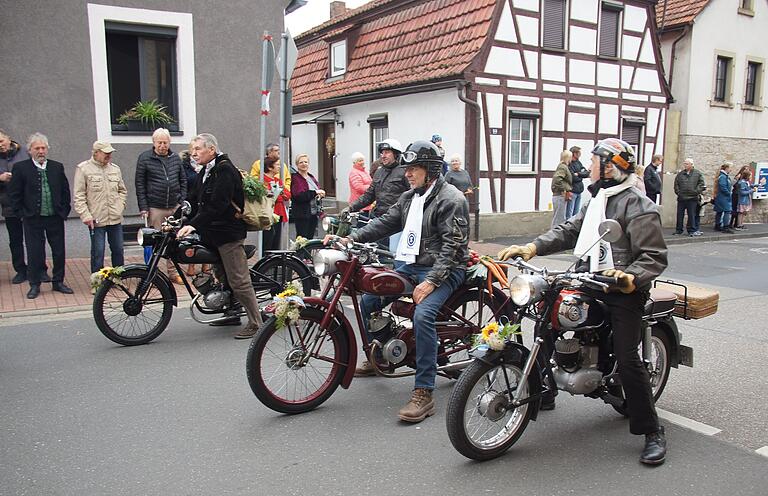 Die knatternden Sachser zogen beim Erntedankfestzug in Sennfeld die Blicke auf sich. Die knatternden Sachser zogen beim Erntedankfestzug in Sennfeld die Blicke auf sich.