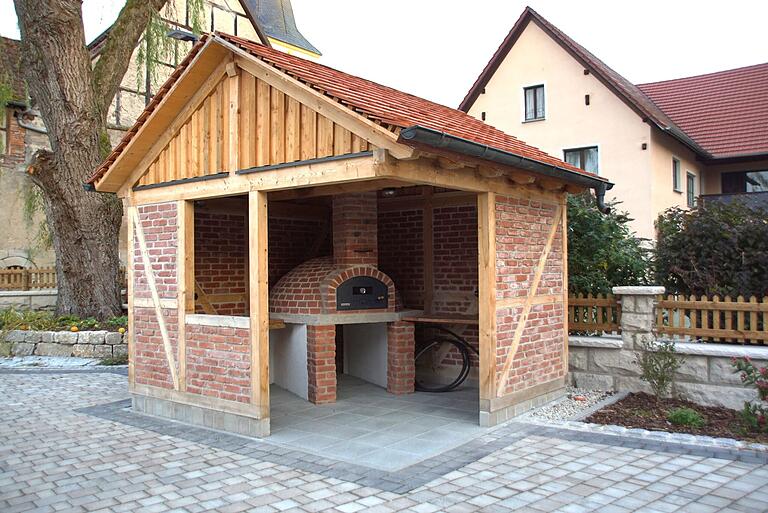 640 ehrenamtliche Arbeitsstunden flossen in das Backhaus am neu gestalteten Dorfplatz in Theinheim. Gefördert aus dem Regionalbudget der ILE Lebensregion plus, gewährte jetzt der Gemeinderat einen Zuschuss auf die verbliebenen Materialkosten. 640 ehrenamtliche Arbeitsstunden flossen in das Backhaus am neu gestalteten Dorfplatz in Theinheim. Gefördert aus dem Regionalbudget der ILE Lebensregion plus, gewährte jetzt der Gemeinderat einen Zuschuss auf die verbliebenen Materialkosten.