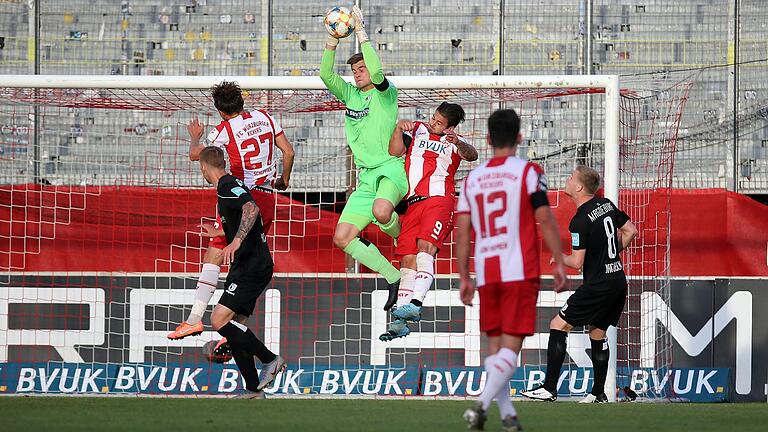 Kein seltenes Bild beim Heimspiel der Kickers gegen Magdeburg: Torwart Morten Behrens schnappt sich den Ball vor Rothosen-Kapitän Sebastian Schuppan (27) und Dominic Baumann (rechts).