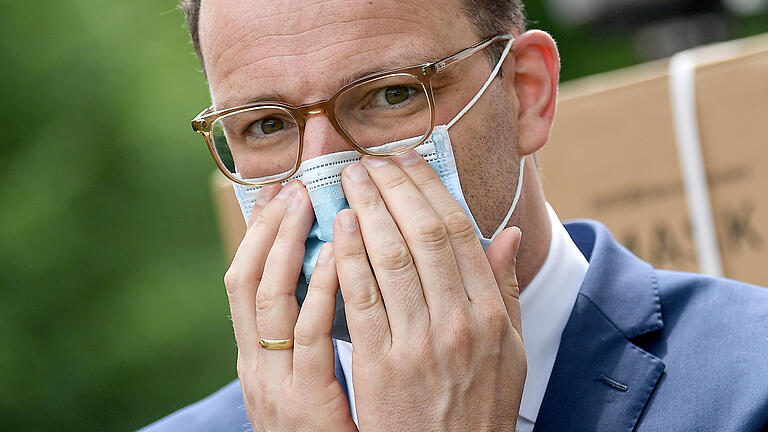 Bundesweit drohen Händler mit Klagen gegen Bundesgesundheitsminister Jens Spahn (CDU), auch Unternehmen aus Unterfranken. Sie haben dem Bund Schutzausstattung geliefert – und warten jetzt auf ihr Geld.