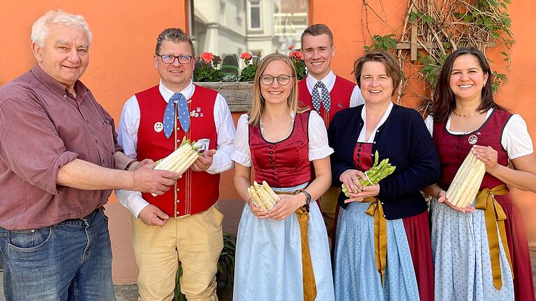 Im Bild (von links) der Alitzheimer Spargelerzeuger Gebhard Büttner und Vorsitzender Michael Mikus mit einem Teil seines Helferteams: Klara Theobald, Kai Weber (Kassier), Sonja Solf (2. Vorsitzende) und Cecilia Wolf (Vorstandsmitglied).