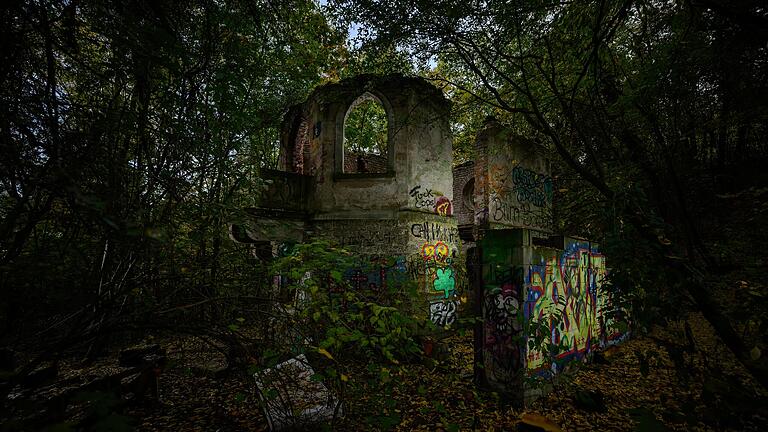 Die Ruine eines historischen Gartenpavillons im Wald zwischen der Zellerau und Höchberg.