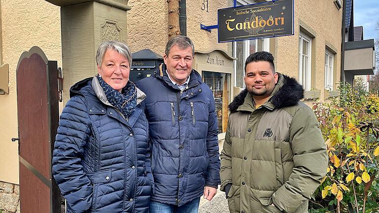 Suraj Bhan (rechts) hat zum 1. Dezember in Wonfurt sein Restaurant 'Tandoori' im ehemaligen Gasthaus zum Kram, welches von Andrea und Josef Kram geführt wurde, eröffnet.