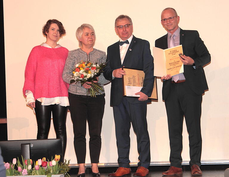 Bei der Überreichung der Urkunden vom BLSV-Haßberge und Bayern (von links) Diana Strätz, Waltraud und Helmut Zirnsak sowie BLSV-Kreisvorsitzender Günter Jackl.