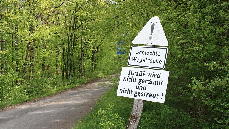 Sobald die bestellten Verkehrszeichen geliefert sind, wird das Durchfahrtverbot für den Waldweg von Neuhausen zur Eschenauer Kreuzung in Kraft gesetzt. Daran hält das Forstamt Ebrach als Eigentümerin der Strecke fest.