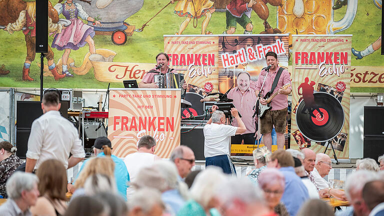 Volksfest Schweinfurt Seniorennachmittag. Im Festzelt mit Schlägersänger Bata Illic.