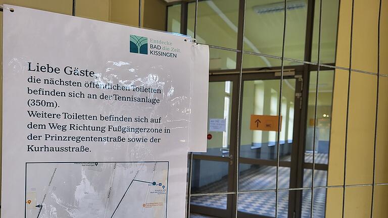 Bahnhof Bad Kissingen - Ein Zettel der Stadt Bad Kissingen verweist in der Bahnhofshalle auf andere öffentliche Toiletten im Stadtgebiet. Bahnhof Bad Kissingen - Ein Zettel der Stadt Bad Kissingen verweist in der Bahnhofshalle auf andere öffentliche Toiletten im Stadtgebiet.