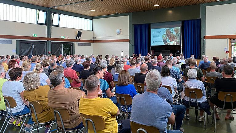 Großes Interesse an der Vorstellung des geplanten Edeka: Rund 200 Leute kamen zur Infoveranstaltung der Firma Rosbo am Dienstagabend in die Aalbachtalhalle.