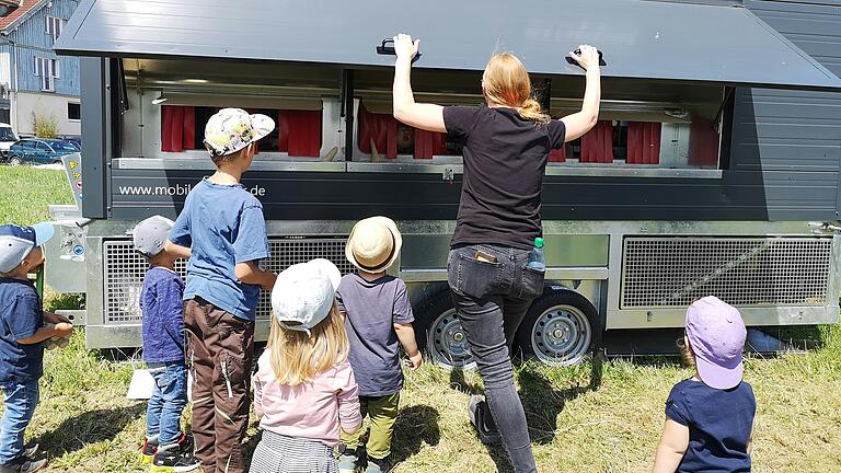 Sarah Heimgärtner erklärte den Kindern den mobilen Hühnerstall. Anschließend durften sie Hühner füttern, streicheln und Eier abnehmen.
