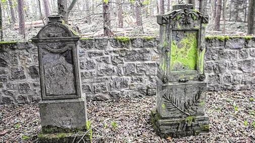 Mutwillige Zerstörung: Auch auf dem Oberwaldbehrunger Friedhof sind in der Vergangenheit Schändungen vorgekommen, wie diese Aufnahme beweist. So wurden auch Gedenktafeln mutwillig zerschlagen. Mutwillige Zerstörung: Auch auf dem Oberwaldbehrunger Friedhof sind in der Vergangenheit Schändungen vorgekommen, wie diese Aufnahme beweist. So wurden auch Gedenktafeln mutwillig zerschlagen.