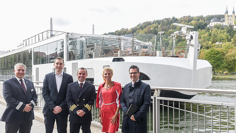 Jubiläum bei den Flusskreuzfahrten: Das 10 000. Fahrgastkabinenschiff legte in Würzburg an. (Von rechts): Tourismusdirektor Björn Rudek und WHG-Geschäftsführerin Sandra Schmitt begrüßen Kapitän Branislav Kriszka, &nbsp;Reedereivertreter Michel Sweers und Hotelmanager Marcus Path. Foto: Thomas Obermeier