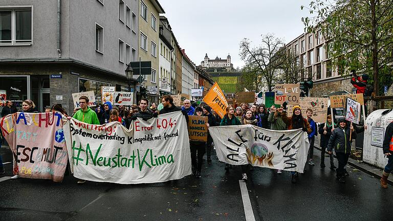 Fridays for Future: Beim vierten globalen Klimastreik gingen in Würzburg trotz Regens mehrere tausend Menschen auf die Straße.