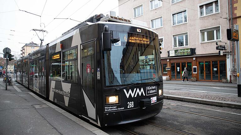 Straßenbahn in der Würzburger Innenstadt.