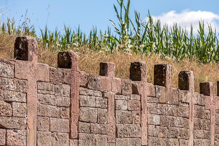 Am alten Höhenweg zwischen Wertheim und Bronnbach befinden sich 14 Kreuze aus Buntsandstein nebeneinander in eine Stützmauer eingelassen.