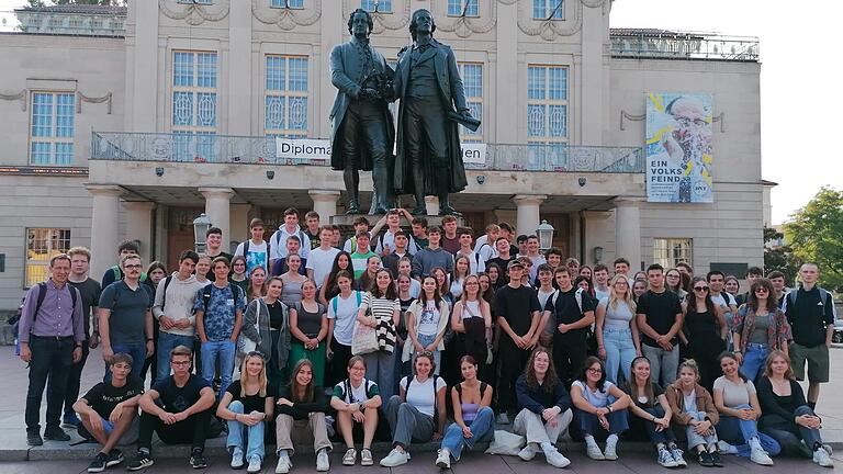 Vor dem Goethe- und Schillerdenkmal stellten sich die Schüler des Egbert-Gymnasiums zum Gruppenbild auf.