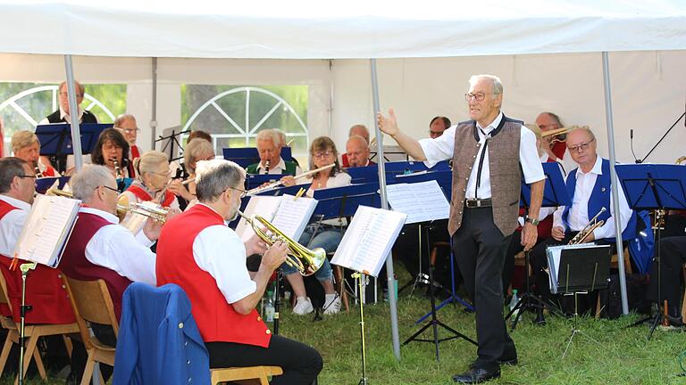 Das Unterfränkische Seniorenblasorchester sorgte an dem regenfreien Abend für gut gelaunte Gäste beim Gartenfest der Stadtkapelle. - Das Unterfränkische Seniorenblasorchester sorgte an dem regenfreien Abend für gut gelaunte Gäste beim Gartenfest der Stadtkapelle. Das Unterfränkische Seniorenblasorchester sorgte an dem regenfreien Abend für gut gelaunte Gäste beim Gartenfest der Stadtkapelle. - Das Unterfränkische Seniorenblasorchester sorgte an dem regenfreien Abend für gut gelaunte Gäste beim Gartenfest der Stadtkapelle.