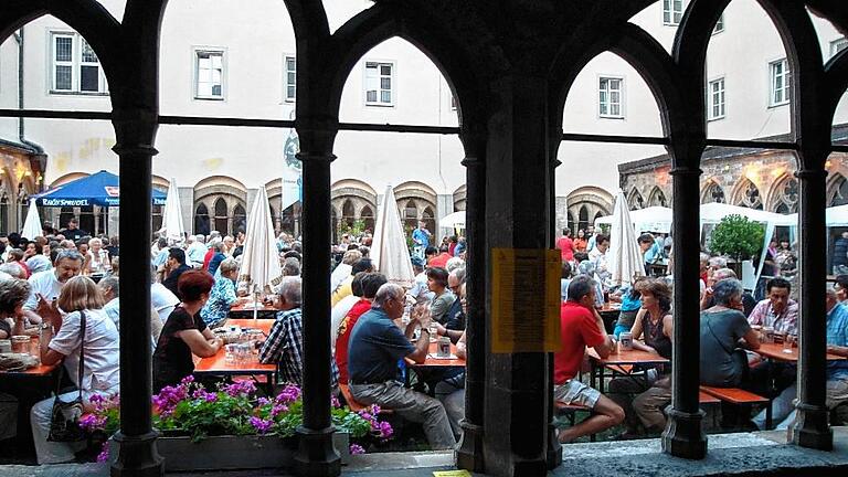 Letztes Klosterfest der Franziskaner-Minoriten vor dem Umbau       -  (mr)   Zum 13. Mal laden die Franziskaner-Minoriten am Wochenende 23./24. Juli zu ihrem Klosterfest in den Kreuzgarten des Franziskanerklosters ein. Kulinarische Köstlichkeiten erwarten die Besucher ab Samstag, 15 Uhr. Besonderer Beliebtheit erfreut sich das Klosterbier aus Mallersdorf, das von den dortigen Schwestern gebraut und auch heuer wieder ausgeschenkt wird. Am Sonntag beginnt das Fest mit einem Gottesdienst um 9.30 Uhr in der Franziskanerkirche. Danach laden die Brüder zum Weißwurstfrühstück ein, später gibt es verschiedene Mittagsgerichte. Der Grill steht bis zum Abend. Auch für die musikalische Umrahmung durch Klarinette und Saxophon ist gesorgt. Das diesjährige Klosterfest wird das letzte vor dem geplanten Umbau des altehrwürdigen Konventsgebäudes sein. Anfang des Jahres fassten die Brüder der deutschen Franziskaner-Minoriten-Provinz den Beschluss, Kloster und Grundstück umzubauen, um beides an die Bedürfnisse einer kleiner gewordenen Gemeinschaft anzupassen. Wie berichtet, überlässt die Ordensgemeinschaft einen Teil des Grundstücks dem Hotel Rebstock für einen Erweiterungsbau. Zudem sind Investitionen in das ehemalige Seminargebäude St. Valentin erforderlich. Nur so kann die fast 800-jährige franziskanische Präsenz in der Stadt auch in Zukunft sichergestellt werden. Der Reinerlös des Klosterfestes kommt notwendigen Renovierungsarbeit zu gute.