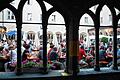 Letztes Klosterfest der Franziskaner-Minoriten vor dem Umbau       -  (mr)   Zum 13. Mal laden die Franziskaner-Minoriten am Wochenende 23./24. Juli zu ihrem Klosterfest in den Kreuzgarten des Franziskanerklosters ein. Kulinarische Köstlichkeiten erwarten die Besucher ab Samstag, 15 Uhr. Besonderer Beliebtheit erfreut sich das Klosterbier aus Mallersdorf, das von den dortigen Schwestern gebraut und auch heuer wieder ausgeschenkt wird. Am Sonntag beginnt das Fest mit einem Gottesdienst um 9.30 Uhr in der Franziskanerkirche. Danach laden die Brüder zum Weißwurstfrühstück ein, später gibt es verschiedene Mittagsgerichte. Der Grill steht bis zum Abend. Auch für die musikalische Umrahmung durch Klarinette und Saxophon ist gesorgt. Das diesjährige Klosterfest wird das letzte vor dem geplanten Umbau des altehrwürdigen Konventsgebäudes sein. Anfang des Jahres fassten die Brüder der deutschen Franziskaner-Minoriten-Provinz den Beschluss, Kloster und Grundstück umzubauen, um beides an die Bedürfnisse einer kleiner gewordenen Gemeinschaft anzupassen. Wie berichtet, überlässt die Ordensgemeinschaft einen Teil des Grundstücks dem Hotel Rebstock für einen Erweiterungsbau. Zudem sind Investitionen in das ehemalige Seminargebäude St. Valentin erforderlich. Nur so kann die fast 800-jährige franziskanische Präsenz in der Stadt auch in Zukunft sichergestellt werden. Der Reinerlös des Klosterfestes kommt notwendigen Renovierungsarbeit zu gute.
