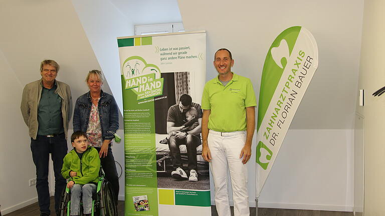 Im Foto zu sehen: Folker Quack, Birgit Hardt mit ihrem Sohn Dario und Dr. Florian Bauer. Im Foto zu sehen: Folker Quack, Birgit Hardt mit ihrem Sohn Dario und Dr. Florian Bauer.