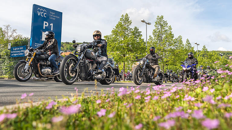 Fellows Ride       -  Über 300 Motorradfahrerinnen und Motorradfahrer treffen sich am Samstag (06.05.23) auf dem VCC-Parkplatz in Würzburg anlässlich des „Fellows Ride“, einer Motorraddemonstration. Die Motorrad Community macht sich bei diesem Event stark für die Depressionshilfe und sammelt Spenden, die an regionale Einrichtungen für mentale Gesundheit übergeben werden.