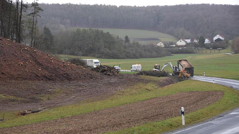 Die 90-Grad-Kurve vor Frickenhausen (aus Richtung Mellrichstadt kommend) wird im Zusammenhang mit dem Ausbau der Staatsstraße 2292 entschärft.