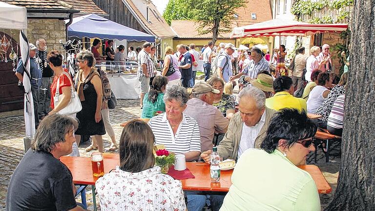 Großer Andrang beim Kirchenburgmarkt in Hüttenheim - (hh) Richtig viel los war beim Kirchenburgmarkt am Sonntag in Hüttenheim. Im Zeichen der zentralen Botschaft „ideenreich, inspirierend, immer wieder schön“ lockte die Veranstaltung in die Winzergemeinde am Fuße des Tannenbergs. „Viele unserer Anbieter werben gezielt für unseren Markt und ziehen Gäste her zu uns“, beschrieb Bürgermeisterin Ingrid Reifenscheid-Eckert die Konstellation der Veranstaltung. Durch die Auswahl der Standbetreiber mit möglichst handgefertigten Produkten und Erzeugnissen von Direktvermarktern hat sich der Hüttenheimer Kirchenburgmarkt einen guten Ruf weit über die Landkreisgrenzen hinaus verdient. Nach der Eröffnung durch Weinprinzessin Michelle Fröhlich und den gemischten Chor Harmonie bot sich den Besuchern ein breit gefächertes Angebot von Käse und Honig, Weinen und Edelbränden über Goldschmiedearbeiten, Töpferwaren oder Tieren aus Heu bis zu Steinschmuck und edler Glaskunst. Das Areal erstreckte sich von der Kirchenburg bis zum Winzerhof Gümpelein, gespickt mit kulinarischen Köstlichkeiten. Die Organisatorinnen Claudia Stadtelmeyer und Ingrid Reifenscheid-Eckert hatten für ein attraktives Rahmenprogramm gesorgt. So spielte eine Folklore-Gruppe aus Lettland und Pianist Christian Brückner gab in der evangelischen Kirche ein „Konzert für die Seele“, unterlegt mit Bildern des Obernbreiter Fotografen Mike Meyer. Zudem war im Rathaus die Fotoausstellung „An-, Aus- und Einsichten im Markt Willanzheim“ zu sehen. Großer Andrang beim Kirchenburgmarkt in Hüttenheim - (hh) Richtig viel los war beim Kirchenburgmarkt am Sonntag in Hüttenheim. Im Zeichen der zentralen Botschaft „ideenreich, inspirierend, immer wieder schön“ lockte die Veranstaltung in die Winzergemeinde am Fuße des Tannenbergs. „Viele unserer Anbieter werben gezielt für unseren Markt und ziehen Gäste her zu uns“, beschrieb Bürgermeisterin Ingrid Reifenscheid-Eckert die Konstellation der Veranstaltung. Durch die Auswahl der Standbetreiber mit möglichst handgefertigten Produkten und Erzeugnissen von Direktvermarktern hat sich der Hüttenheimer Kirchenburgmarkt einen guten Ruf weit über die Landkreisgrenzen hinaus verdient. Nach der Eröffnung durch Weinprinzessin Michelle Fröhlich und den gemischten Chor Harmonie bot sich den Besuchern ein breit gefächertes Angebot von Käse und Honig, Weinen und Edelbränden über Goldschmiedearbeiten, Töpferwaren oder Tieren aus Heu bis zu Steinschmuck und edler Glaskunst. Das Areal erstreckte sich von der Kirchenburg bis zum Winzerhof Gümpelein, gespickt mit kulinarischen Köstlichkeiten. Die Organisatorinnen Claudia Stadtelmeyer und Ingrid Reifenscheid-Eckert hatten für ein attraktives Rahmenprogramm gesorgt. So spielte eine Folklore-Gruppe aus Lettland und Pianist Christian Brückner gab in der evangelischen Kirche ein „Konzert für die Seele“, unterlegt mit Bildern des Obernbreiter Fotografen Mike Meyer. Zudem war im Rathaus die Fotoausstellung „An-, Aus- und Einsichten im Markt Willanzheim“ zu sehen.