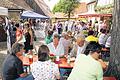 Großer Andrang beim Kirchenburgmarkt in Hüttenheim       -  (hh)  Richtig viel los war beim Kirchenburgmarkt am Sonntag in Hüttenheim. Im Zeichen der zentralen Botschaft &bdquo;ideenreich, inspirierend, immer wieder schön&ldquo; lockte die Veranstaltung in die Winzergemeinde am Fuße des Tannenbergs. &bdquo;Viele unserer Anbieter werben gezielt für unseren Markt und ziehen Gäste her zu uns&ldquo;, beschrieb Bürgermeisterin Ingrid Reifenscheid-Eckert die Konstellation der Veranstaltung. Durch die Auswahl der Standbetreiber mit möglichst handgefertigten Produkten und Erzeugnissen von Direktvermarktern hat sich der Hüttenheimer Kirchenburgmarkt einen guten Ruf weit über die Landkreisgrenzen hinaus verdient. Nach der Eröffnung durch Weinprinzessin Michelle Fröhlich und den gemischten Chor Harmonie bot sich den Besuchern ein breit gefächertes Angebot von Käse und Honig, Weinen und Edelbränden über Goldschmiedearbeiten, Töpferwaren oder Tieren aus Heu bis zu Steinschmuck und edler Glaskunst. Das Areal erstreckte sich von der Kirchenburg bis zum Winzerhof Gümpelein, gespickt mit kulinarischen Köstlichkeiten. Die Organisatorinnen Claudia Stadtelmeyer und Ingrid Reifenscheid-Eckert hatten für ein attraktives Rahmenprogramm gesorgt. So spielte eine Folklore-Gruppe aus Lettland und Pianist Christian Brückner gab in der evangelischen Kirche ein &bdquo;Konzert für die Seele&ldquo;, unterlegt mit Bildern des Obernbreiter Fotografen Mike Meyer. Zudem war im Rathaus die Fotoausstellung &bdquo;An-, Aus- und Einsichten im Markt Willanzheim&ldquo; zu sehen.