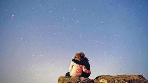 Was für ein Lichterhimmel! Die Sterne, die dieses Paar vom großen Feldberg im Taunus aus beobachtet, könnte es von Frankfurt aus nicht alle sehen &ndash; wegen der Lichtverschmutzung durch die Großstadt.