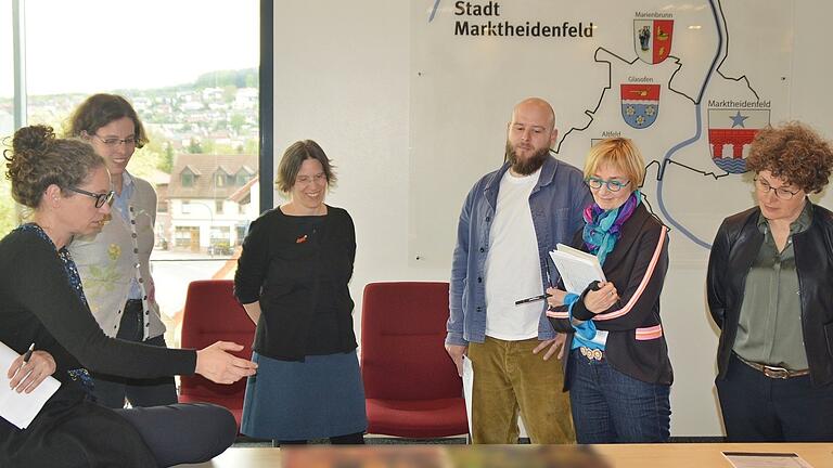 Die Meefisch-Jury bei der Arbeit: (von links) Prof. Cornelia Haas, Susanne Wunderlich, Rebecca Schmalz, Marco Wagner, Isa-Maria Röhrig-Roth und  Dr. Mareile Oetken.